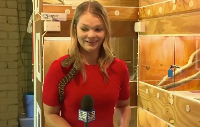 Slang heeft het voorzien op microfoon van Australische verslaggeefster