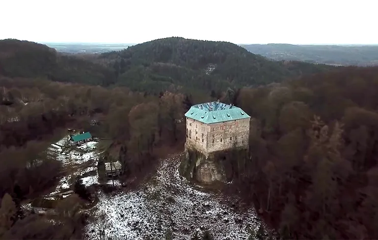 Slapen in Kasteel Houska, gebouwd op een put naar de hel...