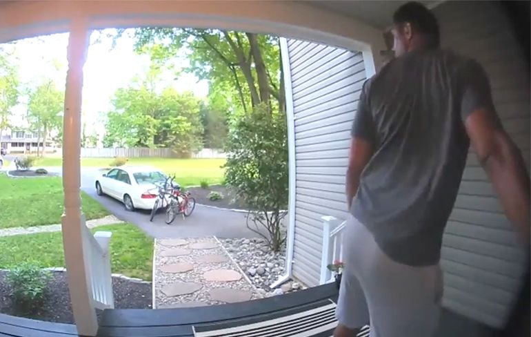 Slimme deurbel betrapt buurman tijdens valse lucht laten ontsnappen