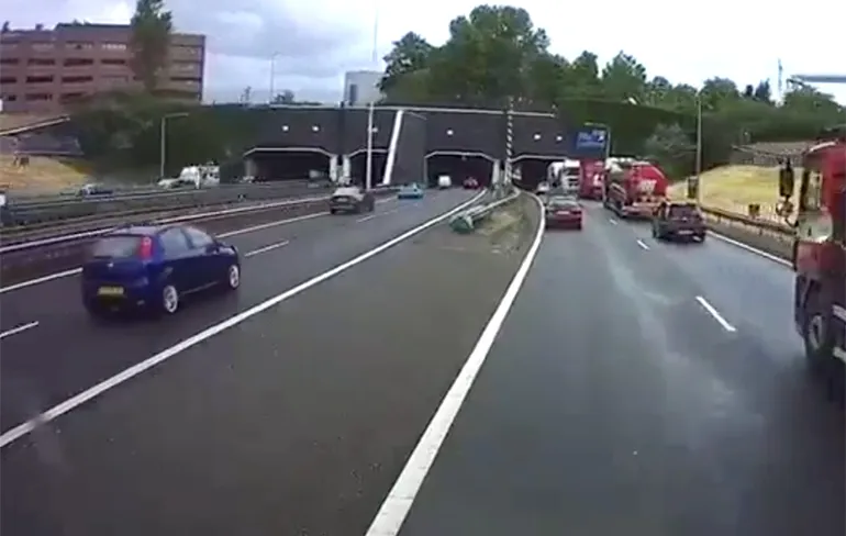 Slingervrachtwagen op A16 veroorzaakte bijna alsnog een ongeluk...