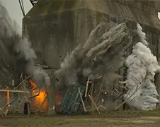 Slo Mo Guys laten groot gebouw ontploffen
