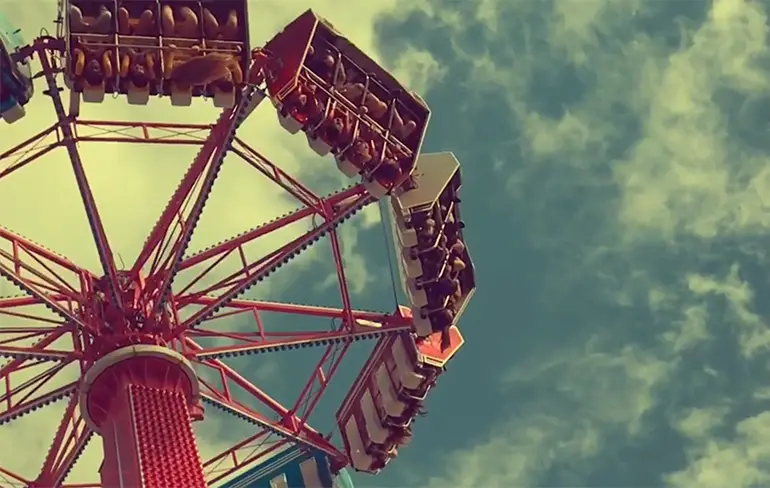 Slow Motion video van kotsend kind op kermis in Texas