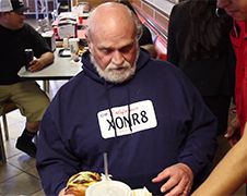 Smaak van vrijheid: Hamburger eten na 36 jaar gevangenis