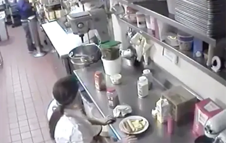 Smaaksensatie? Serveerster haalt Hot Dog door poes...