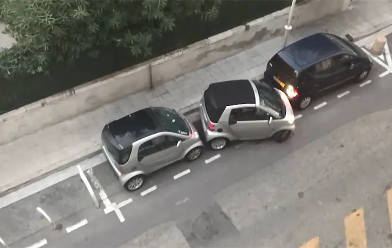Smart rijder in Nice parkeert op hele krappe parkeerplek