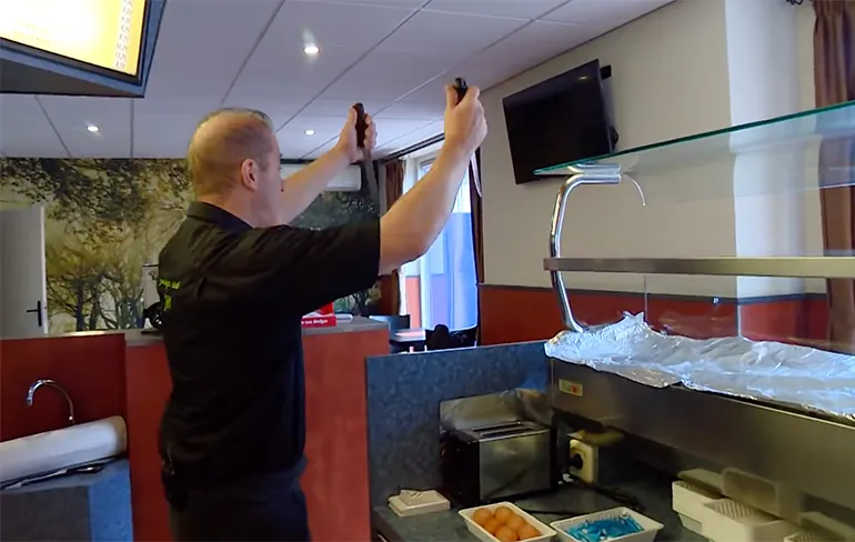 Snackbareigenaar Ronny brulde een overvaller zijn zaak uit