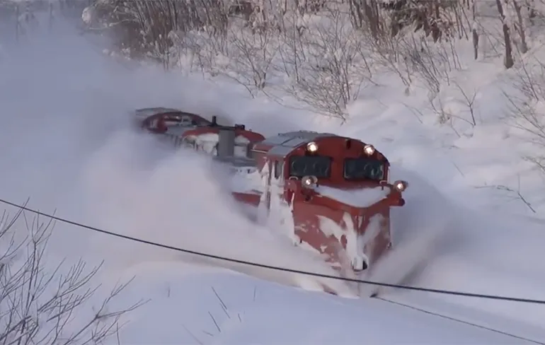 Sneeuw op de rails is geen probleem voor Japanse sneeuwploegtrein DE15