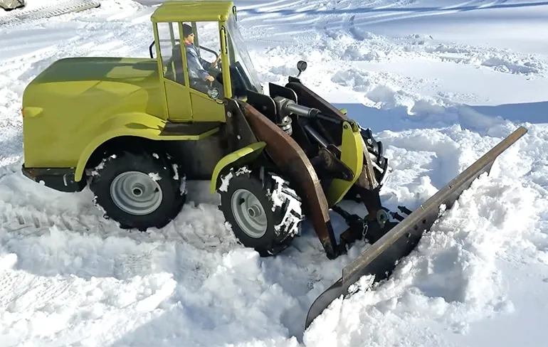 Sneeuwschuiven met een RC Shovel