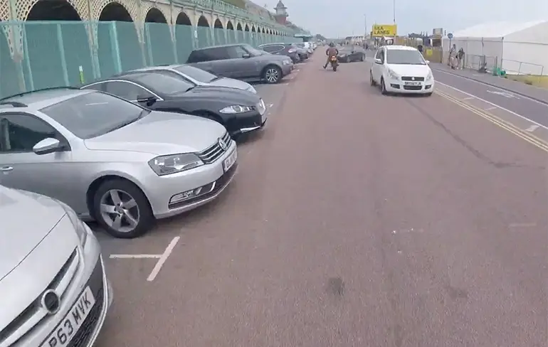 Snelle motorrijder zit opeens op het dak van parkerende auto