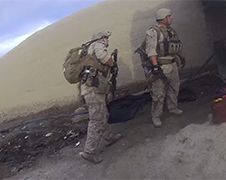 Sniper Taliban raakt helm Amerikaanse marinier