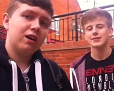 Snotneuzen buigen iPhone 6 in Apple store