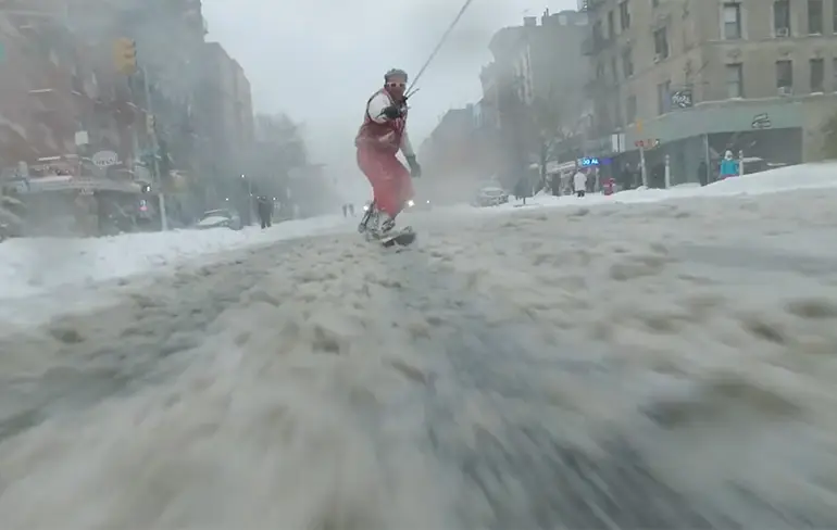 Snowboarden door de straten van New York na Snowzilla