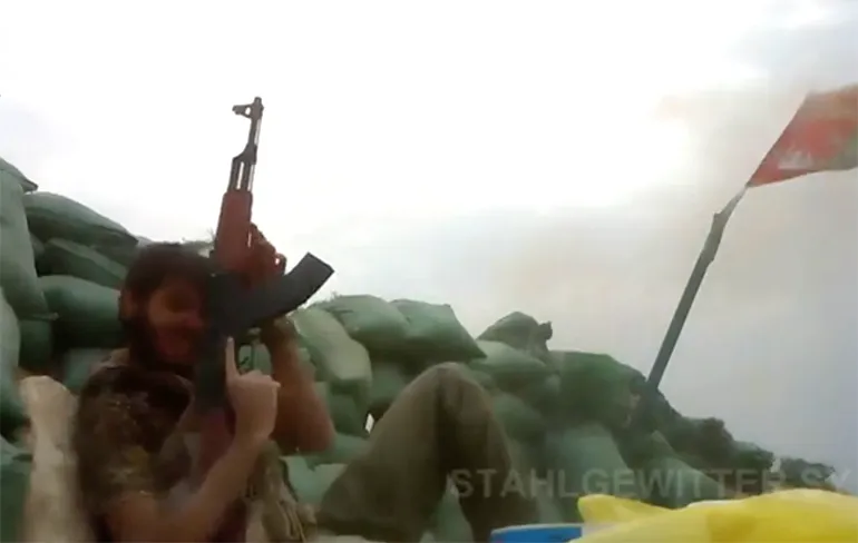 Soldaat in Irak ligt zwaar onder vuur, maar hij blijft kalm!