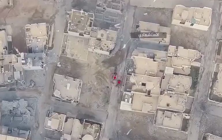 Soldaat Irak blokkeert met zijn Humvee IS zelfmoord terrorist?