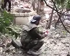 Soldaat Syrië speelt met granaat... BAM!