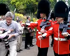 Soldaten Engelse Koningin gaan voor niemand opzij!