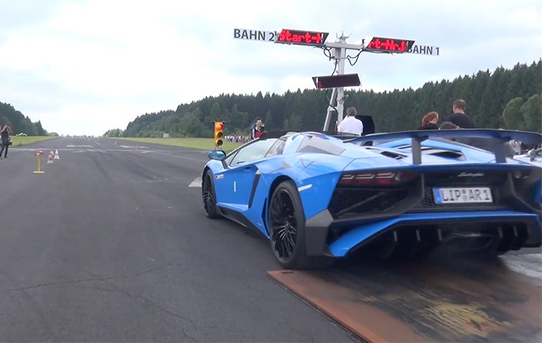 Sow, cameraman bijna overreden door Lamborghini Aventador SV
