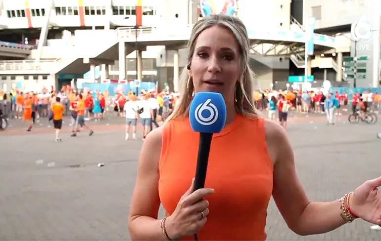 Sow, Helene Hendriks heeft een zeer aangenaam oranje shirtje aan