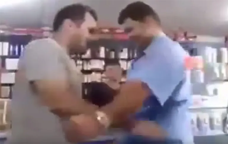 Sow, kijk eens hoe sterk deze man is!