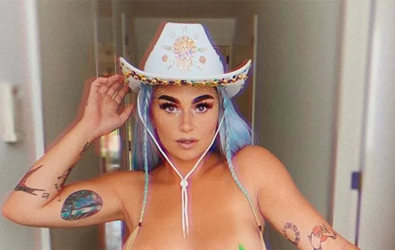 Sow, Roxeanne Hazes heeft een nogal pikante outfit voor Canal Pride