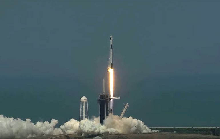 SpaceX doet historische lancering: Crew Dragon onderweg naar ISS