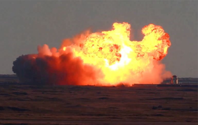 SpaceX raket Starship SN8 explodeert op landingsplatform na succesvolle horizontale val