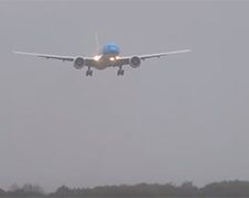 Spectaculaire en spannende landing KLM Boeing 777 PH-BVB