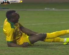 Speler Emad Sahabi breekt been op erg lelijke manier