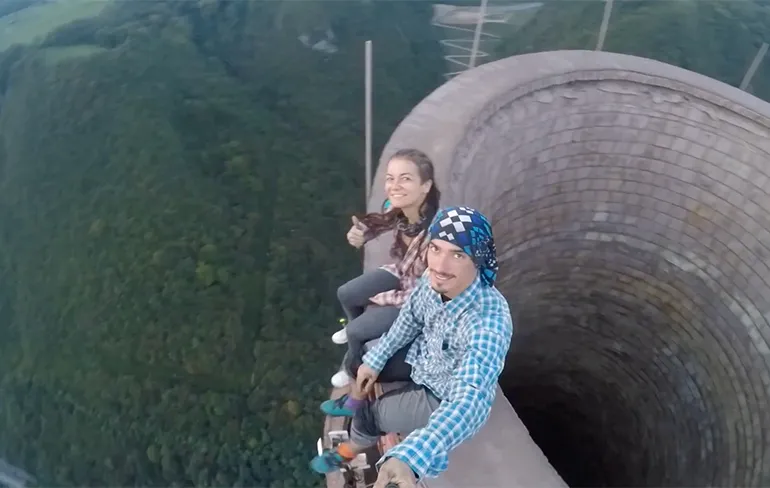 Spontaan hoogtevrees van kijken naar klimmen Trbovljeschoorsteen