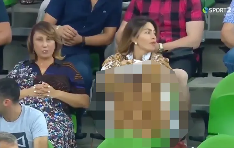 Sportverslaggever ziet zijn droomvrouw op tribune zitten