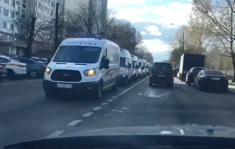 Staan nogal wat ambulances te wachten voor een ziekenhuis in Moskou