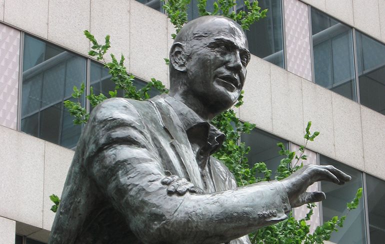 Standbeeld Pim Fortuyn beklad met woord "Racist"