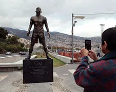 Standbeeld Ronaldo oogt nogal opgewonden