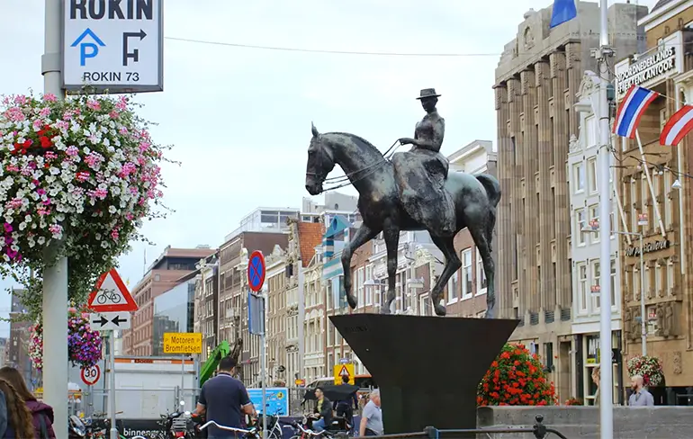 Standbeelden houden wel van een feestje en dansen erop los in Amsterdam