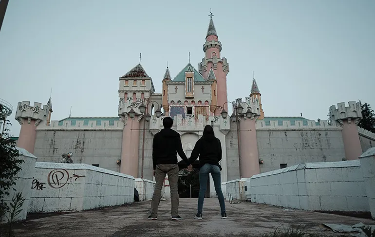 Stel gaat op bezoek in het verlaten Japanse pretpark Nara Dreamland
