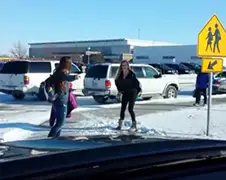 Stel vermaakt zich wel met kiddo's op spekgladde weg