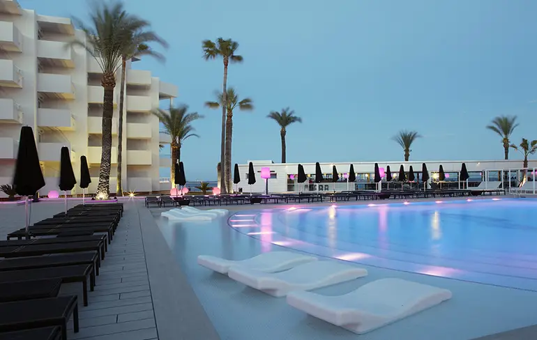 Stelletje in hotel in Ibiza kan geen genoeg van elkaar krijgen!