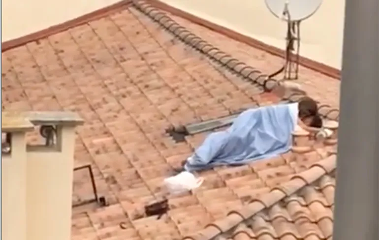 Stelletje op dak doet niet mee aan stierenrennen in Pamplona...