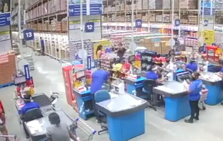 Stellingen vallen als dominostenen om in Braziliaanse supermarkt