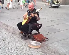 Stem van straatartiest in Straatsburg verwacht je echt niet!
