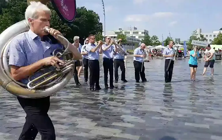 Stemmingsorkest Le Bombardon zoekt verkoeling in Emmen