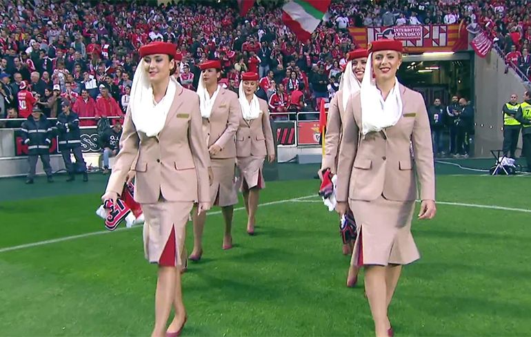 Stewardessen Emirates doen veiligheidsinstructies in vol stadion Benfica