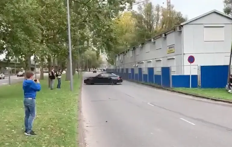Stoertje kan C63 AMG niet onder controle houden en geeft boom een kus