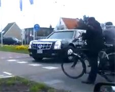 Stoet van Obama's auto's rijden Noordwijk binnen...