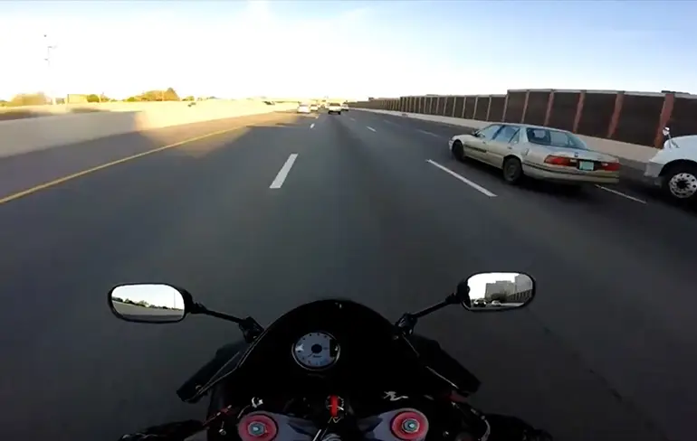 Stoppen als motorrijder is niet altijd een optie...