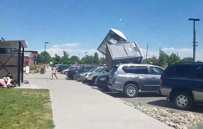 Stormpje laat Porta Potties met inhoud vliegen over park