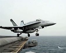 Straaljagerporno: F-18 Hornets stijgen op van vliegdekschip USS Carl Vinson