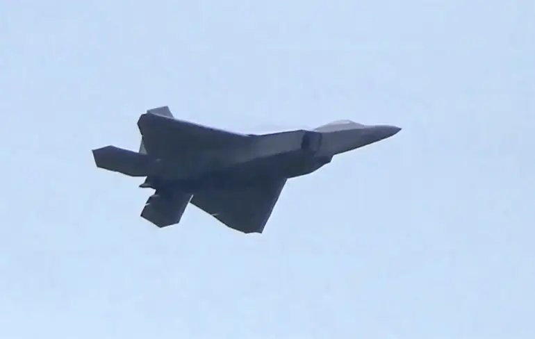 Straaljagerporno: F-22 Raptor doet soort van vrije val