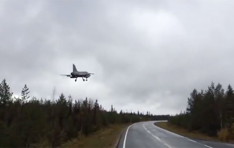 Straaljagerporno: Saab JAS39 Gripen maakt landing op weg