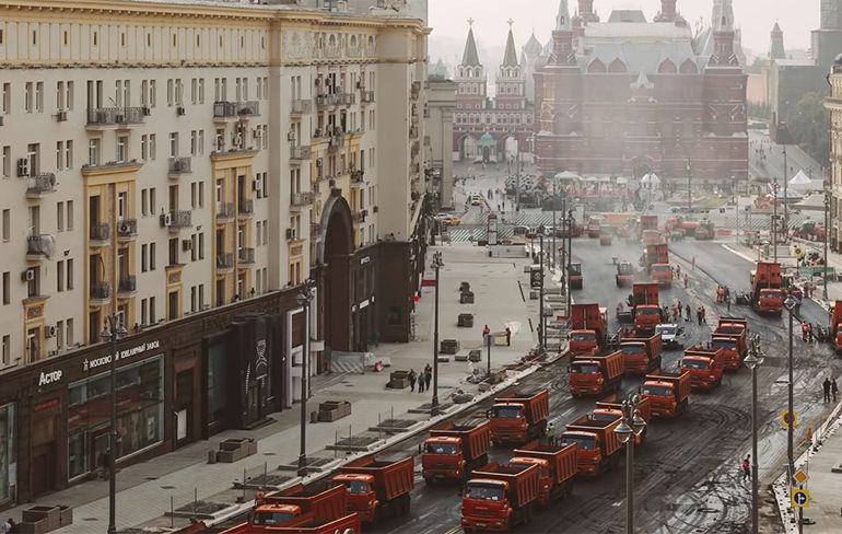Straat in Russische stad Tver krijgt nieuw asfalt